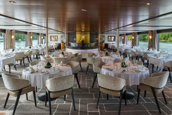 AMADEUS Diamond Panorama Restaurant 2 ©Lueftner Cruises Amadeus.jpg